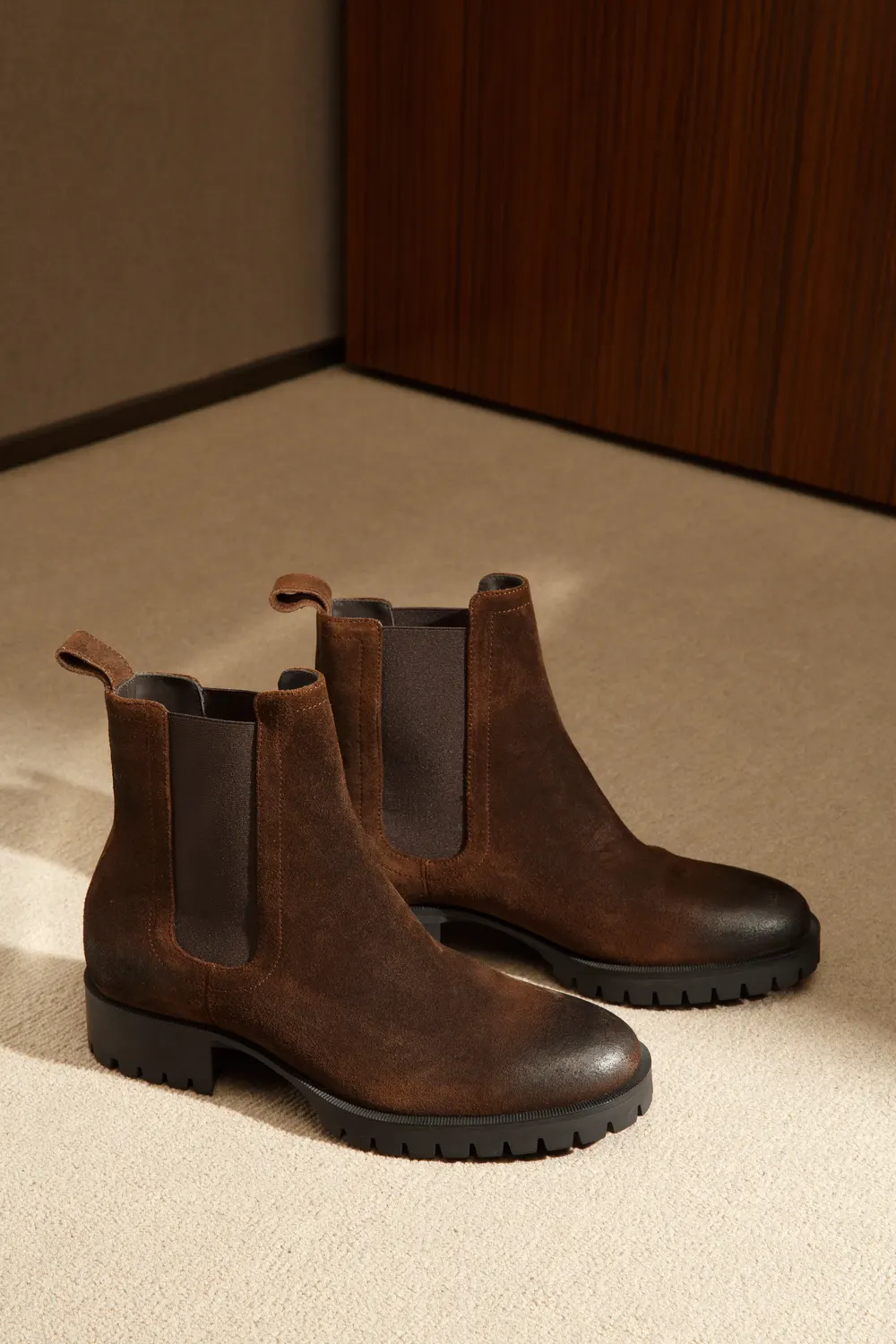 Braune Chelsea Boots aus Wildleder mit seitlichem Gummizug