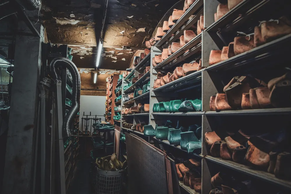Regale voller Schuhleisten in einer Schuhmacherwerkstatt